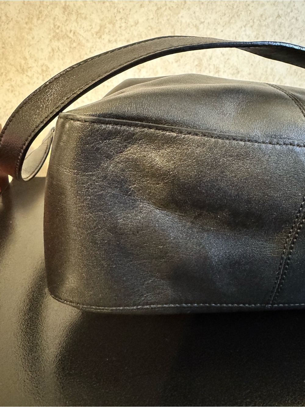Etienne Aigner Vintage Black Leather Crossbody Bag with Gold Accent - Picture 4 of 8